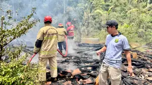 Petugas pemadam kebakaran saat mendinginkan titik api yang menghanguskan rumah panggung warga di Cimanggu Sukabumi, Selasa (24/3/2026). (Sumber Foto: Istimewa)