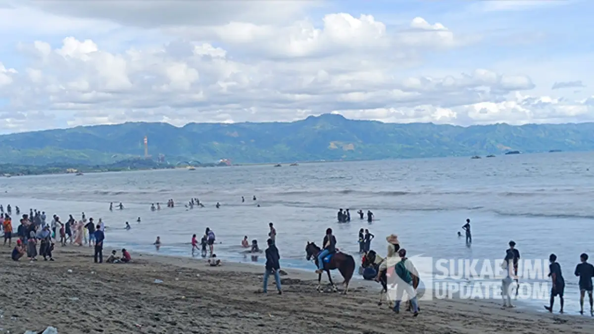 Pantai Palabuhanratu–Cisolok Ramai di H+3 Lebaran, BMKG Ingatkan Gelombang Bisa Capai 2,5 Meter