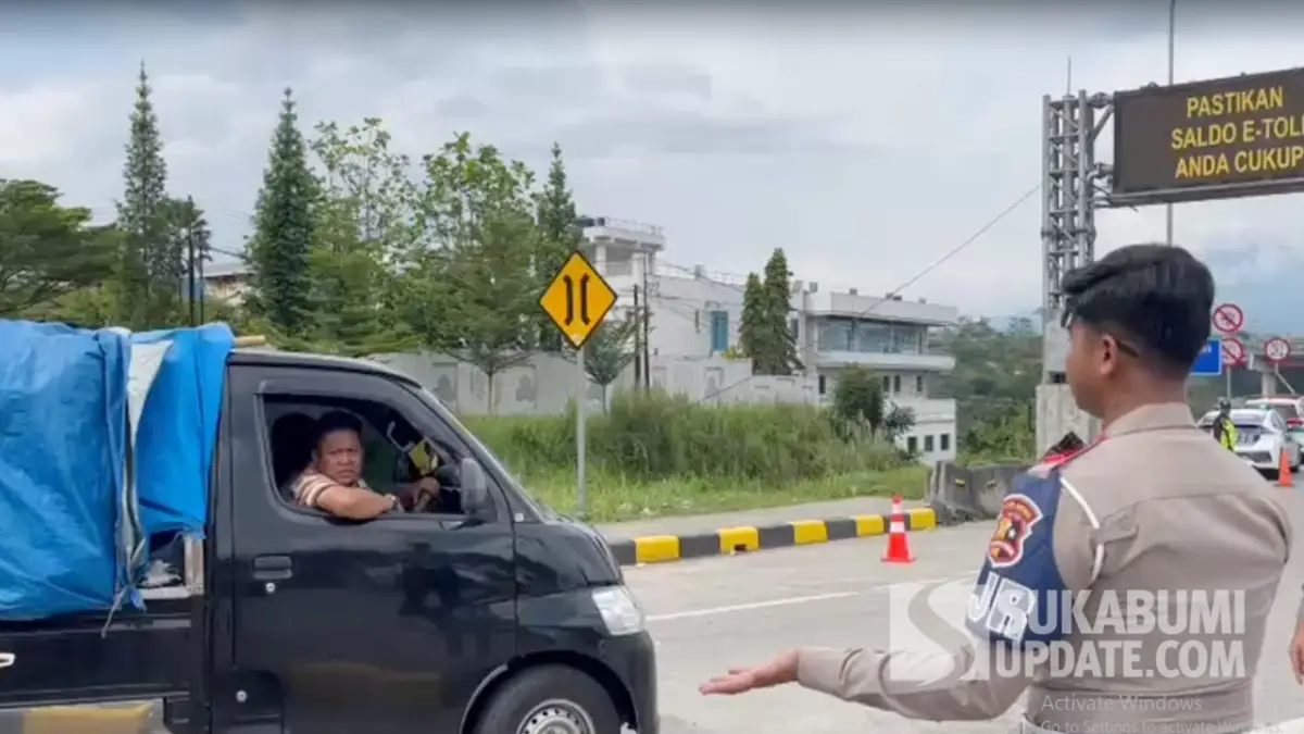 Dihalau Polisi, Pikap Angkut Wisatawan Gagal Terobos Tol Bocimi