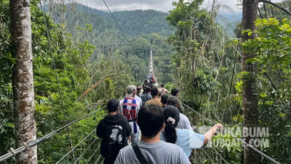 Wisatawan yang tengah menaiki wahan Jembatan Gantung Lembah Purba, di Kawasan Wisata Alam Situ Gunung Sukabumi. (Sumber : SU/Turangga Anom).