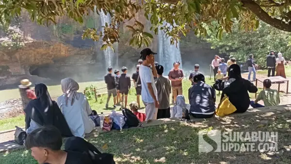 Potres wisatawan saat berkunjung ke Curug Sodong, Sukabumi di momen lebaran tahun 2026. (Sumber: SU/Ragil Gilang)