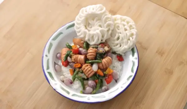 Resep Sosis Oseng Bawang Merah, Hidangan Praktis Gurih yang Bikin Ketagihan (Sumber : Youtube | Devina Hermawan)