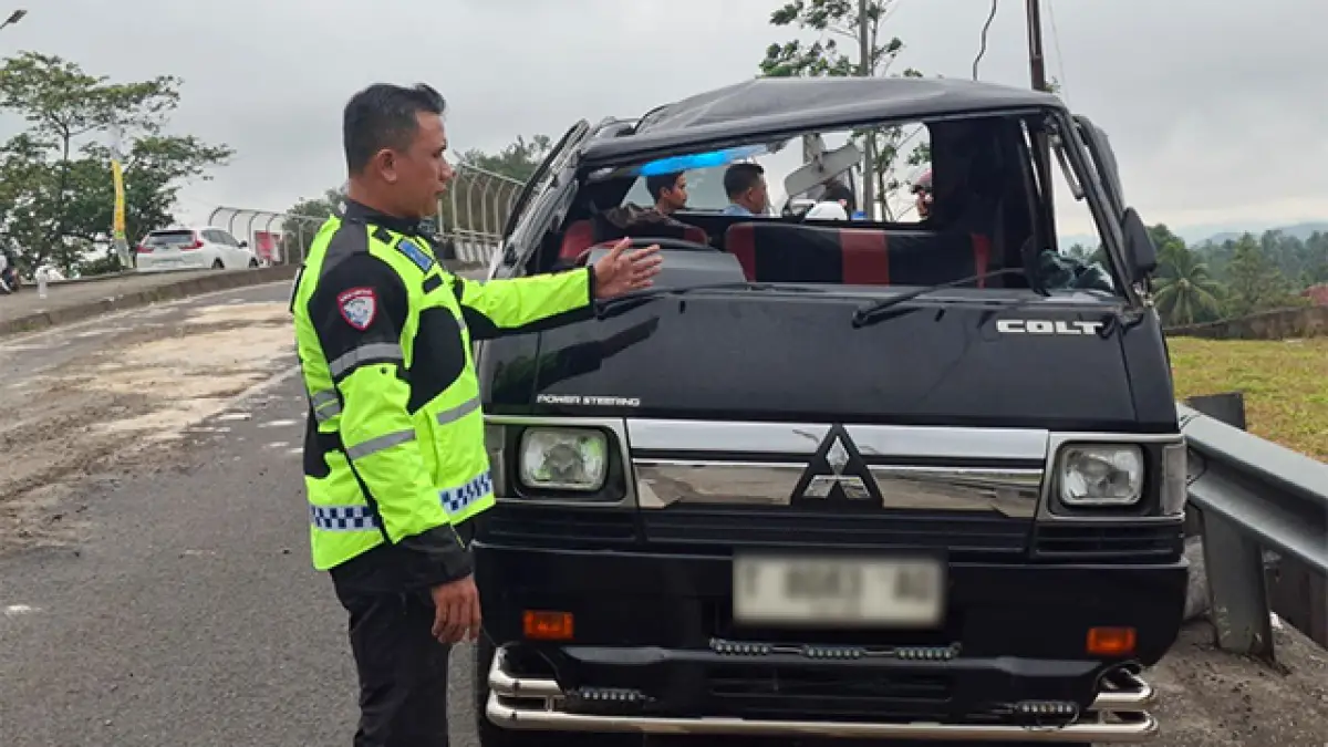 Sopir Luka Ringan, Kronologi L300 Hilang Kendali dan Terguling di Flyover Lingsel