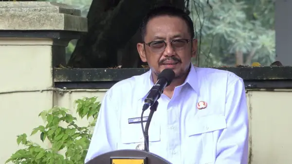 Bupati Sukabumi Asep Japar saat apel pagi perdana usai libur Lebaran dan Halalbihalal 1447 H/2026 M di halaman parkir Setda, Rabu (25/3/2026) | Foto : Dokpim