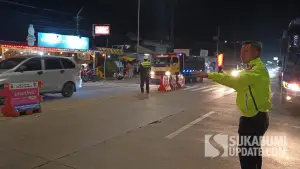 Petugas Satlantas Polres Sukabumi menerapkan rekayasa lalu lintas one way untuk mengurai arus balik di jalur Cibadak menuju Bogor, Rabu (25/3/2026) malam | Foto : Ibnu Sanubari