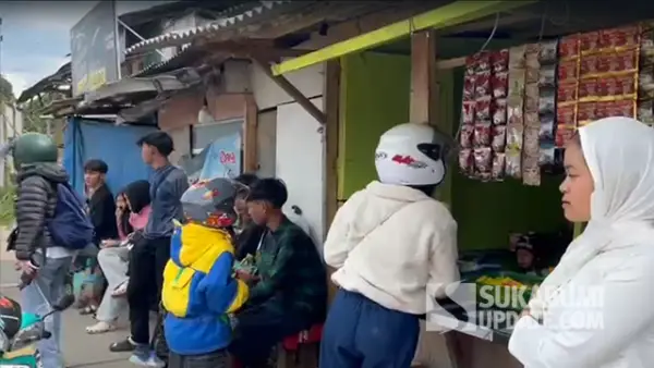 Potret pengendara yang sedang menyempatkan untuk beristirahat dan jajan sembari menunggu One Way kembali dibuka di jalur arteri Parungkuda. (Sumber : SU/Ibnu Sanubari/Turangga Anom).