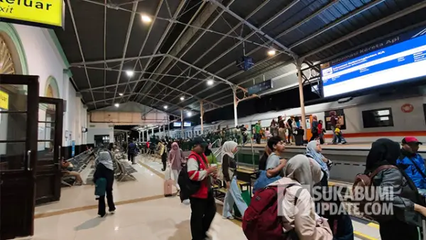Suasana di Stasiun Sukabumi yang dipadati wisatawan yang hendak bepergian menggunakan KA Pangrango, Rabu (25/03/2026). (Sumber : SU/Turangga Anom).