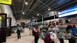 Suasana di Stasiun Sukabumi yang dipadati wisatawan yang hendak bepergian menggunakan KA Pangrango, Rabu (25/03/2026). (Sumber : SU/Turangga Anom).