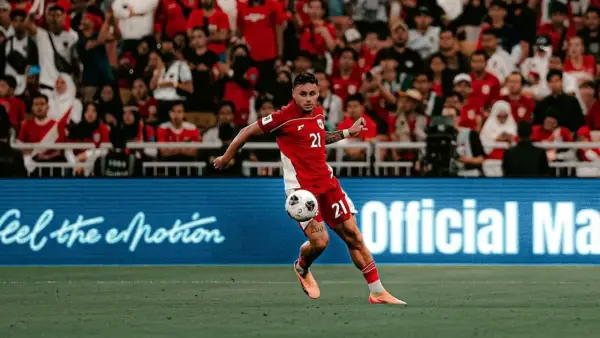 Aksi Dean James saat membela Timnas Indonesia (Sumber: Instagram/@deanjames)