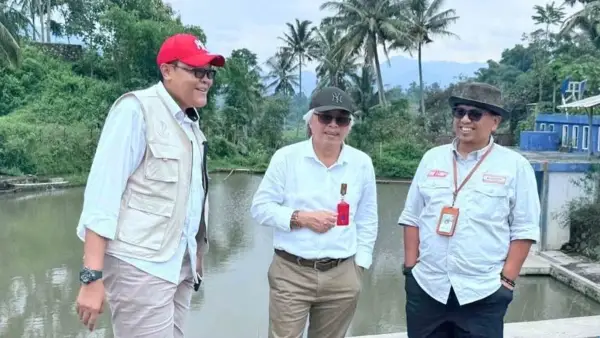 Kepala Distanhorti Jabar, Dadan Hidayat (tengah) di Situ Sukarame Garut usai Rakor Lapangan Peningkatan Fungsi Jaringan Irigasi Pertanian. (Sumber Foto: IG Distanhorti Jabar)