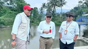 Kepala Distanhorti Jabar, Dadan Hidayat (tengah) di Situ Sukarame Garut usai Rakor Lapangan Peningkatan Fungsi Jaringan Irigasi Pertanian. (Sumber Foto: IG Distanhorti Jabar)