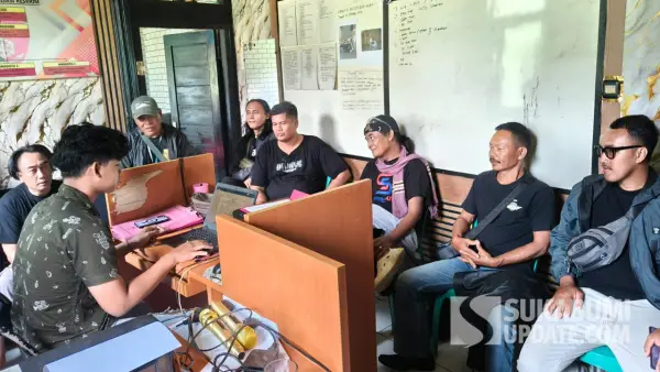 Sejumlah wartawan di Kabupaten Sukabumi saat membuat laporan pengaduan ke Polsek Ciracap. Kamis (26/3/2026). (Sumber: SU/Ragil Gilang)