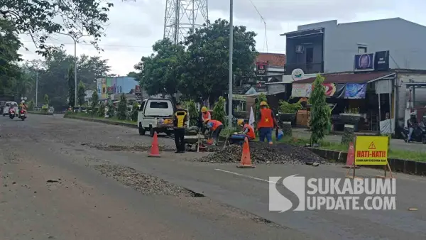 Proses pengerjaan perbaikan jalan Ahmad Yani Palabuhanratu oleh Dinas PU Kabupaten Sukabumi, Selasa (17/3/2026). (Sumber Foto: SU/Ilyas)