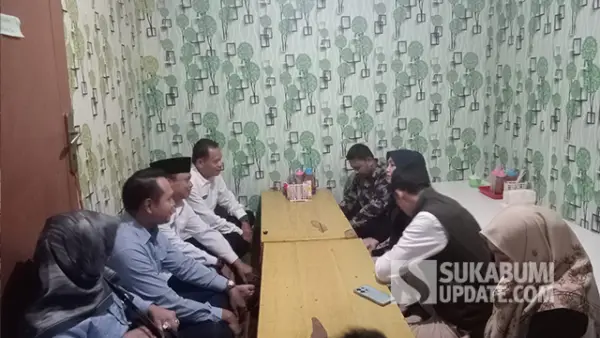 Kepala Dinas Pariwisata Kabupaten Sukabumi saat mengunjungi rumah duka remaja korban tenggelam di Pantai Karangnaya, Rabu (25/03/2026). (Sumber : SU/Ibnu Sanubari).