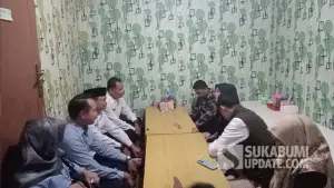 Kepala Dinas Pariwisata Kabupaten Sukabumi saat mengunjungi rumah duka remaja korban tenggelam di Pantai Karangnaya, Rabu (25/03/2026). (Sumber : SU/Ibnu Sanubari).