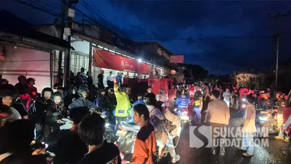 Petugas Kepolisian dari Polres Sukabumi saat sedang mengatur lalu lintas di ruas jalan nasional Palabuhanratu–Sukabumi, tepatnya di Desa Citarik, Kecamatan Palabuhanratu, Kabupaten Sukabumi. (Sumber : SU/Ilyas).