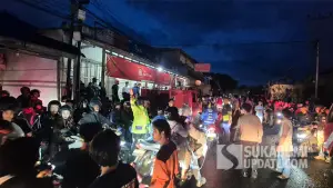 Petugas Kepolisian dari Polres Sukabumi saat sedang mengatur lalu lintas di ruas jalan nasional Palabuhanratu–Sukabumi, tepatnya di Desa Citarik, Kecamatan Palabuhanratu, Kabupaten Sukabumi. (Sumber : SU/Ilyas).