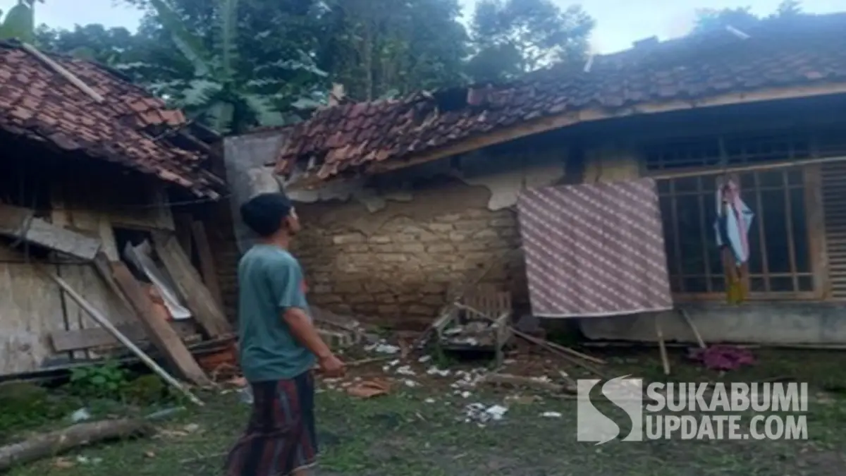 Rumah Ambruk, Satu Keluarga di Tegalbuleud Terpaksa Mengungsi