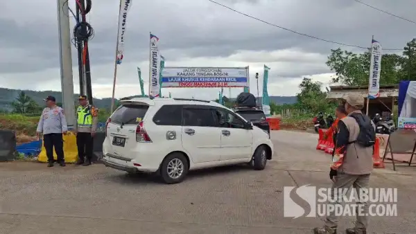 Kendaraan arus balik saat masuk tol bocimi seksi 3 fungsional di pintu masuk Pondok Tisuk, Karangtengah | Foto : Ibnu Sanubari