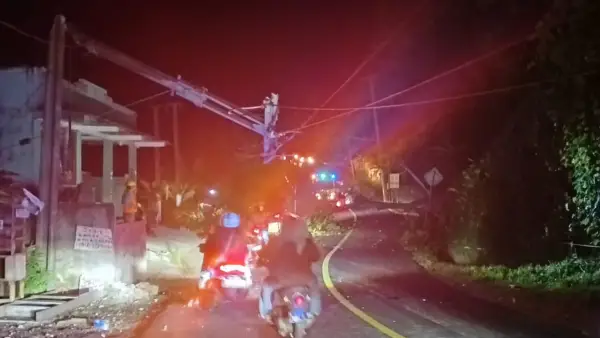 Potret tiang listrik di Tanjakan Habibi, Cisolok yang patah akibat tertimpa pohon tumbang, Jumat (27/3/2026). (Sumber: Dok Warga)