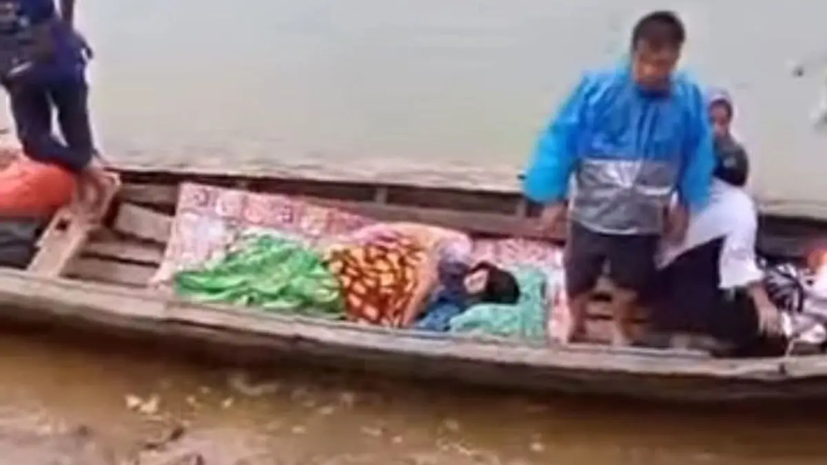 Miris! Pasien di Sukabumi Diangkut Perahu karena Jalan Tak Layak Dilalui Ambulans