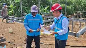 Petugas PLN UP3 Sukabumi saat sedang memberikan edukasi tentang pentingnya K3 terkait manfaat penggunaan listrik. (Sumber : PLN).
