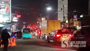 Kendaraan melintas di jalur Sukabumi utara pada H+6 Lebaran, Jumat (27/3/2026), saat arus wisata dan arus balik masih berlangsung bersamaan | Foto : Ibnu Sanubari