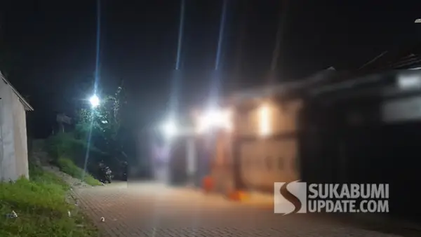 Rumah kontrakan yang diduga TKP pembunuhan WN Singapura (paling kiri) cat tembok ungu. (Sumber : Sukabumiupdate.com).