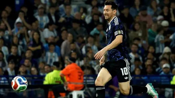 Aksi Lionel Messi saat membela Argentina menghadapi Mauritania (Sumber: Instagram/@afaseleccion)