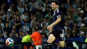 Aksi Lionel Messi saat membela Argentina menghadapi Mauritania (Sumber: Instagram/@afaseleccion)