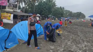 Petugas gabungan saat membersihkan sampah di Pantai Karanghawu, Cisolok, Kabupaten Sukabumi | Foto : dok Satpolairud