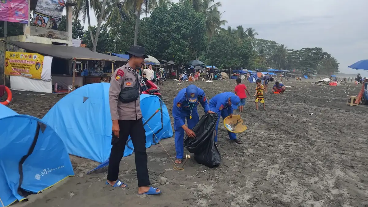 Usai Libur Lebaran, Pantai Karanghawu Dikepung Sampah
