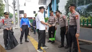 Wali Kota Sukabumi Ayep Zaki saat menghadiri aksi besih-bersih dalam rangka HUT ke-60 Setukpa Polri | Foto : Dokpim