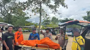 Evakuasi korban meninggal dunia MF (21 tahun), warga Kampung Rambay Wetan, Desa Sukamantri, Kecamatan Cisaat, Kabupaten Sukabumi | Foto : Dok. Polsek Ciemas