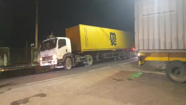 Truk sumbu 3 yang langgar jam operasional ditindak oleh petugas di Cikembar, Kabupaten Sukabumi | Foto : Dok. Dishub