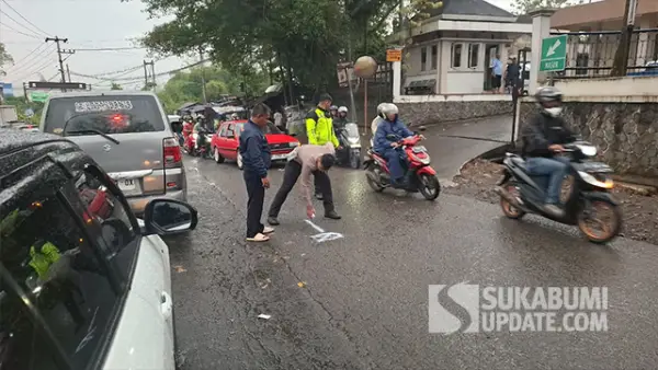 Lokasi kecelakaan maut di Jalan Raya Sukabumi-Bogor depan Samsat Cibadak, Sabtu (28/3/2026), setelah seorang perempuan terlindas truk wingbox dan meninggal dunia di tempat. (Sumber : SU/Ibnu Sanubari).
