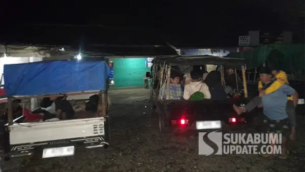 Petugas menghentikan mobil bak terbuka yang membawa wisatawan saat penyekatan di depan Terminal Cikembang, Desa Cimanggu, Kecamatan Cikembar, Kabupaten Sukabumi, Sabtu (28/3/2026) dini hari. (Sumber : SU/Ibnu Sanubari).