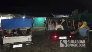 Petugas menghentikan mobil bak terbuka yang membawa wisatawan saat penyekatan di depan Terminal Cikembang, Desa Cimanggu, Kecamatan Cikembar, Kabupaten Sukabumi, Sabtu (28/3/2026) dini hari. (Sumber : SU/Ibnu Sanubari).