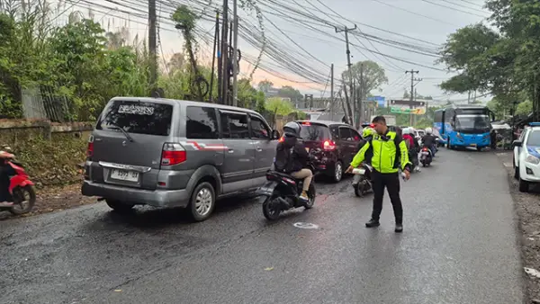 Petugas Satlantas Polres Sukabumi melakukan olah TKP kecelakaan maut di Jalan Raya Sukabumi-Bogor, Cibadak, Sabtu (28/3/2026). (Sumber : Satlantas Polres Sukabumi).