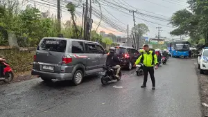 Petugas Satlantas Polres Sukabumi melakukan olah TKP kecelakaan maut di Jalan Raya Sukabumi-Bogor, Cibadak, Sabtu (28/3/2026). (Sumber : Satlantas Polres Sukabumi).