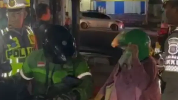 Seorang ibu warga Parungseah Kadudampit kehabisan ongkos di Cibadak (Sumber: dok warga)