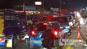 Kondisi arus lalu lintas menuju Gerbang Tol Parungkuda, Minggu (29/3/2026) malam. (Sumber: Sukabumiupdate)
