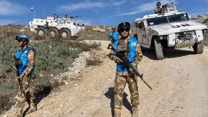 Penjaga perdamaian UNIFIL dari Indonesia saat berpatroli untuk menjaga stabilitas di sepanjang Garis Biru di Lebanon selatan. (Sumber : Instagram/@unifil_official).