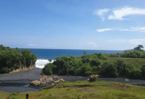 Pantai Karang Bolong Sukabumi jadi salah satu tempat camping murah meriah di Sukabumi dengan pemandangan luar biasa (Sumber : Gmaps/Jaya Mulyana)