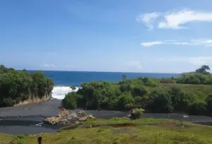 Pantai Karang Bolong Sukabumi jadi salah satu tempat camping murah meriah di Sukabumi dengan pemandangan luar biasa (Sumber : Gmaps/Jaya Mulyana)