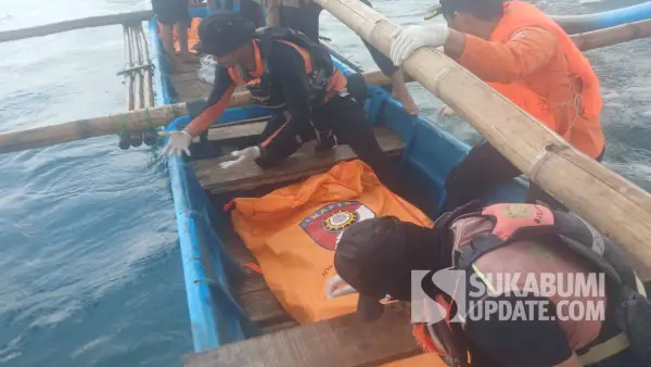 Petugas gabungan saat mengevakuasi mayat pria misterius yang ditemukan mengapung di perairan Sangrawayang Simpenan Sukabumi, Senin (30/3/2026). (Sumber Foto: Istimewa)