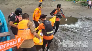 Evakuasi mayat pria di pantai sangrawayang simpenan Sukabumi (Sumber: timsar)