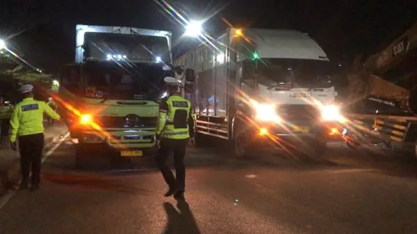 Sesaat sebelum polisi membebaskan truk sumbu tiga untuk kembali beroperasi di Jalur Lingkar Selatan Cibolang, Sukabumi. Minggu (29/3/2026). (Sumber: Istimewa)
