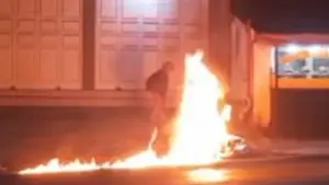 Tangkapan layar video memperlihatkan satu unit motor Yamaha Mio terbakar di Cibadak, Sukabumi. Senin (30/3/2026). (Sumber: Istimewa)