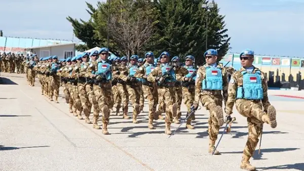 Satgas Kontingen Garuda TNI UNIFIL saat upacara Penganugerahan, di lapangan Soekarno Markas Satgas Indobatt UNP 7-1, Adchit Al Qusayr, Lebanon Selatan. Kamis (27/02/2025). (Sumber : PuspenTNI).